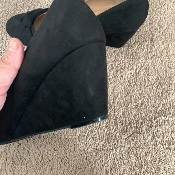 CL by laundry.. beautiful suede shoes.. platform - Picture 3 of 6